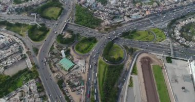  Lima Peru 'daki Panamericana Otoyolu' nun klibi. Ulaşım bağlantı noktası ve şehir resmi.