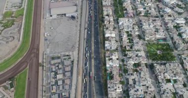  Lima Peru 'daki Panamericana Otoyolu' nun klibi. Ulaşım bağlantı noktası ve şehir resmi.