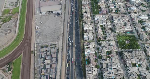 リマペルーのパナメリカナ高速道路の空中ビデオ 交通の結節点及び都市のイメージ — ストック動画