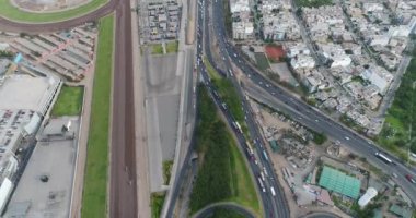  Lima Peru 'daki Panamericana Otoyolu' nun klibi. Ulaşım bağlantı noktası ve şehir resmi.