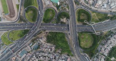  Lima Peru 'daki Panamericana Otoyolu' nun klibi. Ulaşım bağlantı noktası ve şehir resmi.