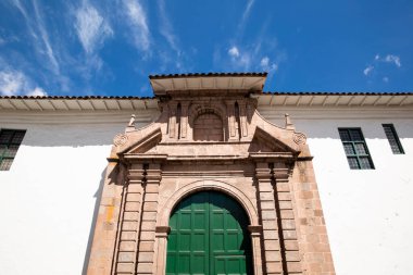 Cusco şehrindeki eski bir girişin görüntüsü. Yeşil ahşap kapılı bir koloni binası. Peru And Dağlarında.