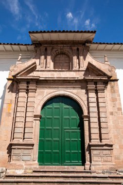 Cusco şehrindeki eski bir girişin görüntüsü. Yeşil ahşap kapılı bir koloni binası. Peru And Dağlarında.