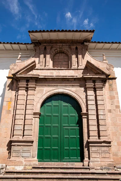 Cusco şehrindeki eski bir girişin görüntüsü. Yeşil ahşap kapılı bir koloni binası. Peru And Dağlarında.