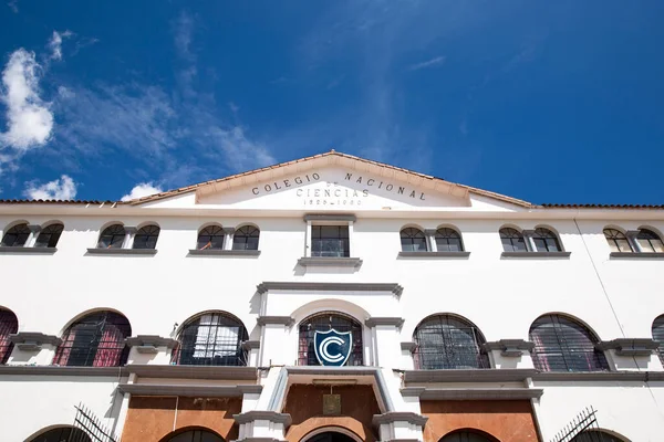 Cusco, Cusco - Peru - 17 Mayıs 2016: Cienciano School in Cusco Peru. Peru And Dağları 'ndaki geleneksel çocuk okulu. Beyaz bina.