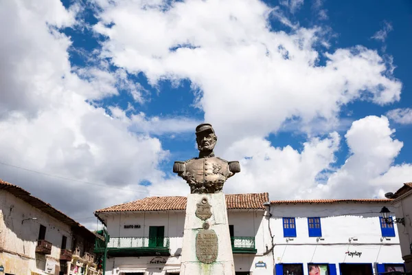 Cusco, Cusco - Peru - 17 Mayıs 2016: Cusco 'dan bir Perulu kahramanın anıtı. Peru And Dağları 'ndaki bir parkta heykel. Altın anıt.