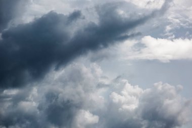 Peru Ormanı 'ndaki tropikal havadaki bulutların görüntüsü. Amazon yağmur ormanı havası. Bulutlu gökyüzü yağmura kapalı.