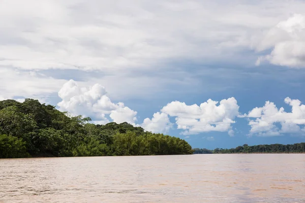 Imagem Rio Selva Peruana Floresta Amazônica Durante Dia Com Nuvens — Fotografia de Stock