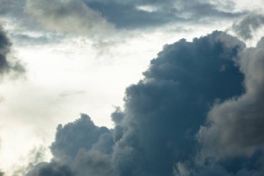 Peru Ormanı 'ndaki tropikal havadaki bulutların görüntüsü. Amazon yağmur ormanı havası. Bulutlu gökyüzü yağmura kapalı.