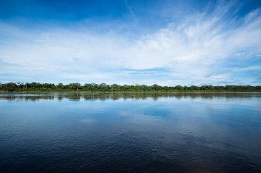 Peru ormanındaki nehrin görüntüsü. Amazon Ormanı 'nda bulutlar var. Açık doğa nehirde seyahat ediyor..