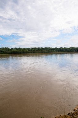 Peru ormanındaki nehrin görüntüsü. Amazon Ormanı 'nda bulutlar var. Açık doğa nehirde seyahat ediyor..