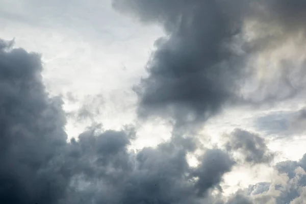 秘鲁丛林中热带气候中的云彩图像 亚马逊雨林天气 阴云密布的天空不会下雨 — 图库照片