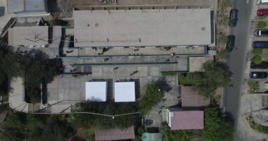 Lima, Lima - Peru - 11 Nisan 2021: Peru 'da başkanlık ve kongre için bir seçim yerinin insansız hava aracı ile yapılan video. COVID19 salgını sırasında.