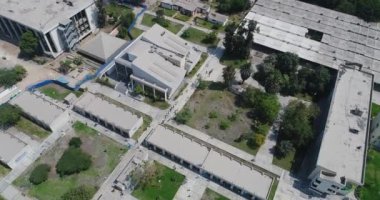 Lima, Lima - Peru - 11 Nisan 2021: Peru 'da başkanlık ve kongre için bir seçim yerinin insansız hava aracı ile yapılan video. COVID19 salgını sırasında.