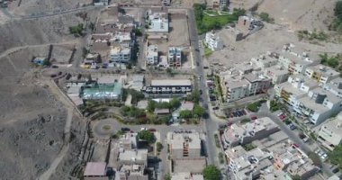 Lima, Lima - Peru - 11 Nisan 2021: Peru 'da başkanlık ve kongre için bir seçim yerinin insansız hava aracı ile yapılan video. COVID19 salgını sırasında.