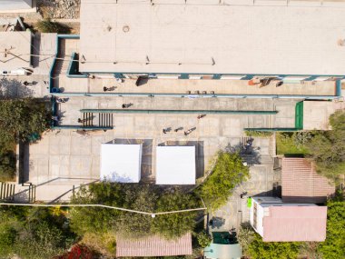 Lima, Lima - Peru - 11 Nisan 2021: Peru 'da başkanlık ve kongre için yapılan bir seçim yerinin insansız hava aracı görüntüsü. COVID19 salgını sırasında.