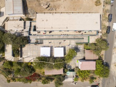 Lima, Lima - Peru - 11 Nisan 2021: Peru 'da başkanlık ve kongre için yapılan bir seçim yerinin insansız hava aracı görüntüsü. COVID19 salgını sırasında.