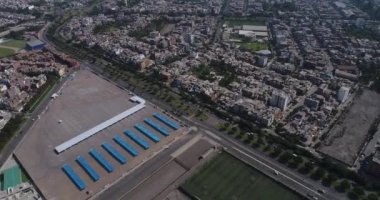 Lima Peru 'nun klibi, La Molina bölgesindeki aşı merkezi. Açık alan otoparkında aşılama işlemi için açılır.