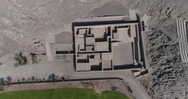 Lima, Lima - Peru - 17 Nisan 2021: Lima Peru 'daki Puruchuco tapınağının havadan çekilmiş videosu. İspanyol öncesi kültür Perulu Ychma.