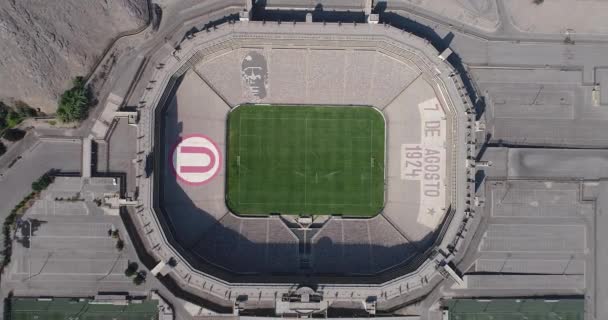 ペルー 2021年4月17日 リマの記念スタジアムの空中ビデオ ペルーの大学サッカーチームが — ストック動画