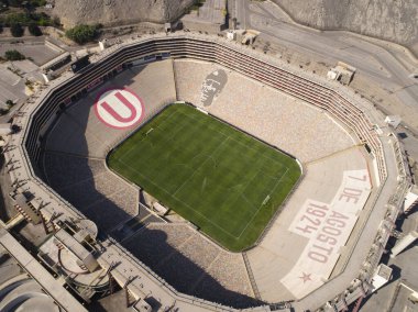 Lima, Lima - Peru - 17 Nisan 2021: Lima Peru 'daki anıtsal stadyumun havadan görüntüsü. Peru Üniversitesi futbol takımı..