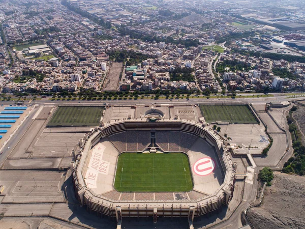 Lima, Lima - Peru - 17 Nisan 2021: Lima Peru 'daki anıtsal stadyumun havadan görüntüsü. Peru Üniversitesi futbol takımı..