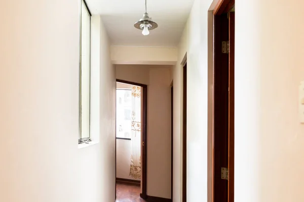 Dairenin koridoru görünüyor. Dairedeki farklı odaları birbirine bağlayan koridor.