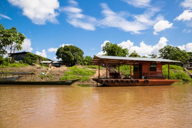 Amazon ormanındaki bir nehirdeki Peru ormanındaki bir teknenin görüntüsü. Peru 'daki tropikal nehirlerde geleneksel ulaşım yolu.