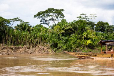 Amazon ormanındaki bir nehirdeki Peru ormanındaki bir teknenin görüntüsü. Peru 'daki tropikal nehirlerde geleneksel ulaşım yolu.