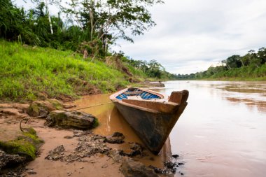 Amazon ormanındaki bir nehirdeki Peru ormanındaki bir teknenin görüntüsü. Peru 'daki tropikal nehirlerde geleneksel ulaşım yolu.
