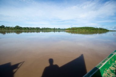 Amazon ormanındaki bir nehirdeki Peru ormanındaki bir teknenin görüntüsü. Peru 'daki tropikal nehirlerde geleneksel ulaşım yolu.