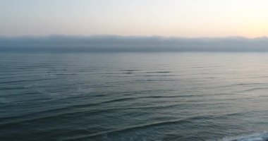 Öğleden sonra Lima Peru 'da Pasifik Okyanusu' nun havadan çekilmiş videosu. Peru 'da gün batımında ve geceden önce dalga ve bulutların videosu.