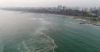 Öğleden sonra bulutlu bir günde Lima City sahil uçurumunda İHA ile yapılan hava videosu. Geceleri Peru 'da Pasifik Okyanusu' nun yanındaki 