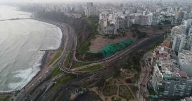 Öğleden sonra bulutlu bir günde Lima City sahil uçurumunda İHA ile yapılan hava videosu. Geceleri Peru 'da Pasifik Okyanusu' nun yanındaki 