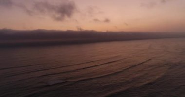 Öğleden sonra Lima Peru 'da Pasifik Okyanusu' nun havadan çekilmiş videosu. Peru 'da gün batımında ve geceden önce dalga ve bulutların videosu.