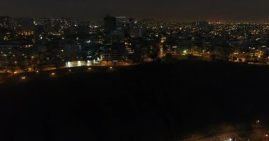 Gece Lima City Sahil Uçurumu 'nda İHA ile yapılan hava videosu. Geceleri Peru 'da Pasifik Okyanusu' nun yanındaki 