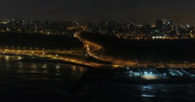 Gece Lima City Sahil Uçurumu 'nda İHA ile yapılan hava videosu. Geceleri Peru 'da Pasifik Okyanusu' nun yanındaki 