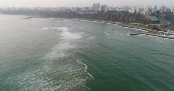 下午多云的日子里 在利马市海岸悬崖上空用无人驾驶飞机拍摄的空中录像 在秘鲁 夜间公路被称为 Costa Verde 毗邻太平洋 — 图库视频影像