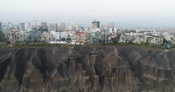 Luftaufnahmen Mit Einer Drohne Über Der Klippe Der Stadt Lima — Stockvideo