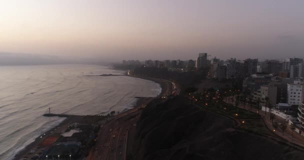 Légi Felvétel Készült Drónnal Lima Város Partjainál Felhős Délutáni Napokon — Stock videók