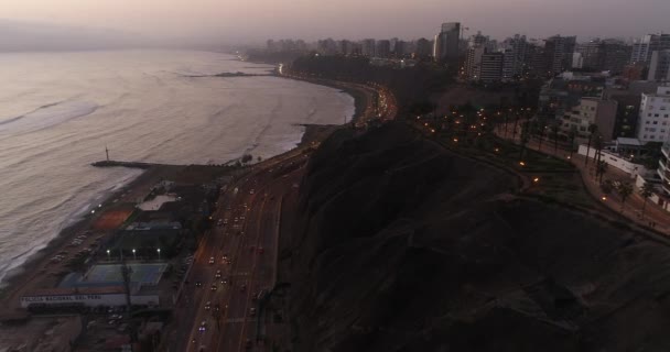下午多云的日子里 在利马市海岸悬崖上空用无人驾驶飞机拍摄的空中录像 在秘鲁 夜间公路被称为 Costa Verde 毗邻太平洋 — 图库视频影像