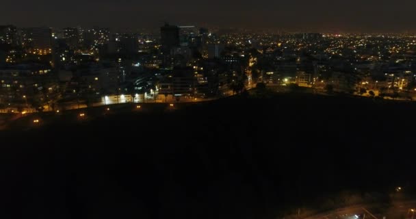 Luftaufnahmen Die Mit Einer Drohne Der Nacht Über Der Klippe — Stockvideo