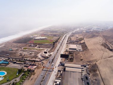 Lima, Lima - Peru - 29 Nisan 2021: Lima Peru üzerinde hava medyası, Pan Amerikan otoyolu. Amerika 'nın güneyden kuzeye geçen en önemli otobanlarından biri..
