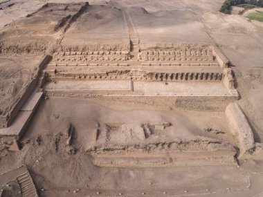 Lima, Lima - Peru - 29 Nisan 2021: Pachacamac tapınağı üzerindeki hava görüntüsü, Lima Peru 'daki arkeolojik kompleks. İnka öncesi kültürü Ychsma olarak bilinir. Pasifik Okyanusu yakınlarında çamurdan yapılmış bir tapınak.. 