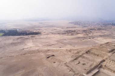 Lima, Lima - Peru - 29 Nisan 2021: Pachacamac tapınağı üzerindeki hava görüntüsü, Lima Peru 'daki arkeolojik kompleks. İnka öncesi kültürü Ychsma olarak bilinir. Pasifik Okyanusu yakınlarında çamurdan yapılmış bir tapınak.. 