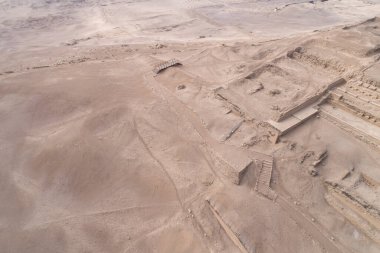 Lima, Lima - Peru - 29 Nisan 2021: Pachacamac tapınağı üzerindeki hava görüntüsü, Lima Peru 'daki arkeolojik kompleks. İnka öncesi kültürü Ychsma olarak bilinir. Pasifik Okyanusu yakınlarında çamurdan yapılmış bir tapınak.. 