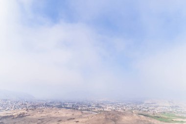 Lima, Lima - Peru - 29 Nisan 2021: Pachacamac tapınağı üzerindeki hava görüntüsü, Lima Peru 'daki arkeolojik kompleks. İnka öncesi kültürü Ychsma olarak bilinir. Pasifik Okyanusu yakınlarında çamurdan yapılmış bir tapınak.. 