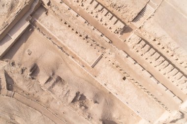 Lima, Lima - Peru - 29 Nisan 2021: Pachacamac tapınağı üzerindeki hava görüntüsü, Lima Peru 'daki arkeolojik kompleks. İnka öncesi kültürü Ychsma olarak bilinir. Pasifik Okyanusu yakınlarında çamurdan yapılmış bir tapınak.. 