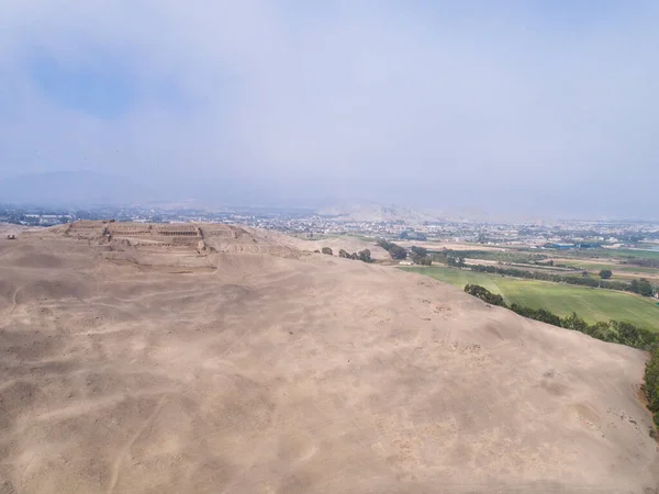 Lima, Lima - Peru - 29 Nisan 2021: Pachacamac tapınağı üzerindeki hava görüntüsü, Lima Peru 'daki arkeolojik kompleks. İnka öncesi kültürü Ychsma olarak bilinir. Pasifik Okyanusu yakınlarında çamurdan yapılmış bir tapınak.. 