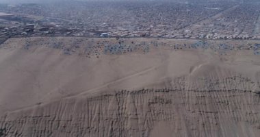 Lima, Lima - Peru - 29 Nisan 2021: Lima Peru üzerinde hava videosu. 
